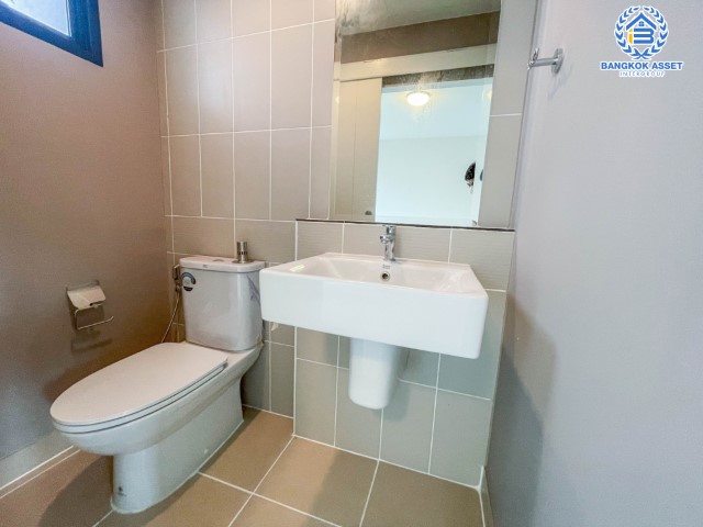 *****ทาวน์โฮมมือสองนนทบุรี ม.บ้านกลางเมือง ราชพฤกษ์-พระราม5 เนื้อที่กว้างขวางมากถึง 22.50 ตร.ว. ฟังก์ชัน 3 ห้องนอน 3 ห้องน้ำ ที่จอดรถ 2 คัน หน้าบ้านกว้าง มีพื้นที่ด้านหลังบ้าน แถมฟรี! เครื่องปรับอากาศ 2 เครื่อง บนทำเลเดินทางสะดวก ใกล้รถไฟฟ้าสายสีม่วง "สถานีแยกติวานนท์" จองเลย!